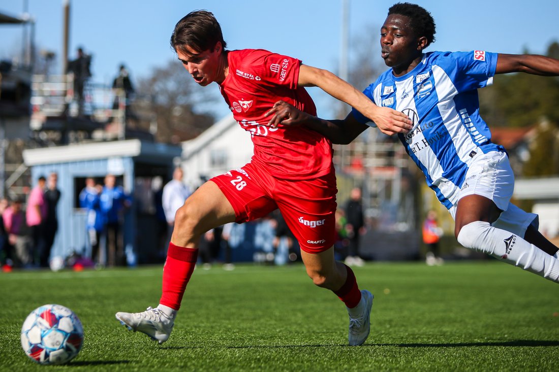 Imre Bech Hermansen i aksjon under kampen mot Sarpsborg FK i første runde av cupen på Kurland KG. (Foto: Christoffer Andersen / NTB)