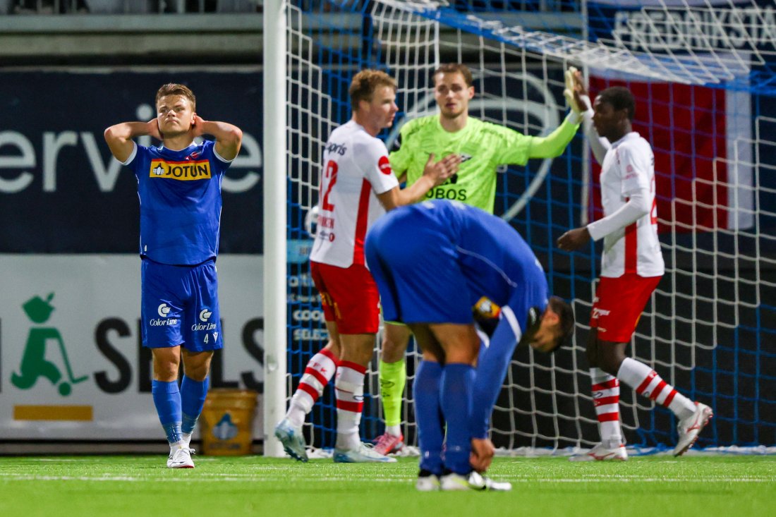 Sandefjord fortviler etter at Martin Børsheim reddet et skudd i retning mot mål. (Foto: Trond R. Teigen / NTB)