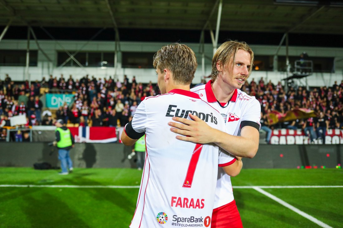 Isak Helstad Amundsen gir Benjamin Faraas en klem etter 4-1-seieren borte mot Lillestrøm. (Foto: Christoffer Andersen / NTB)