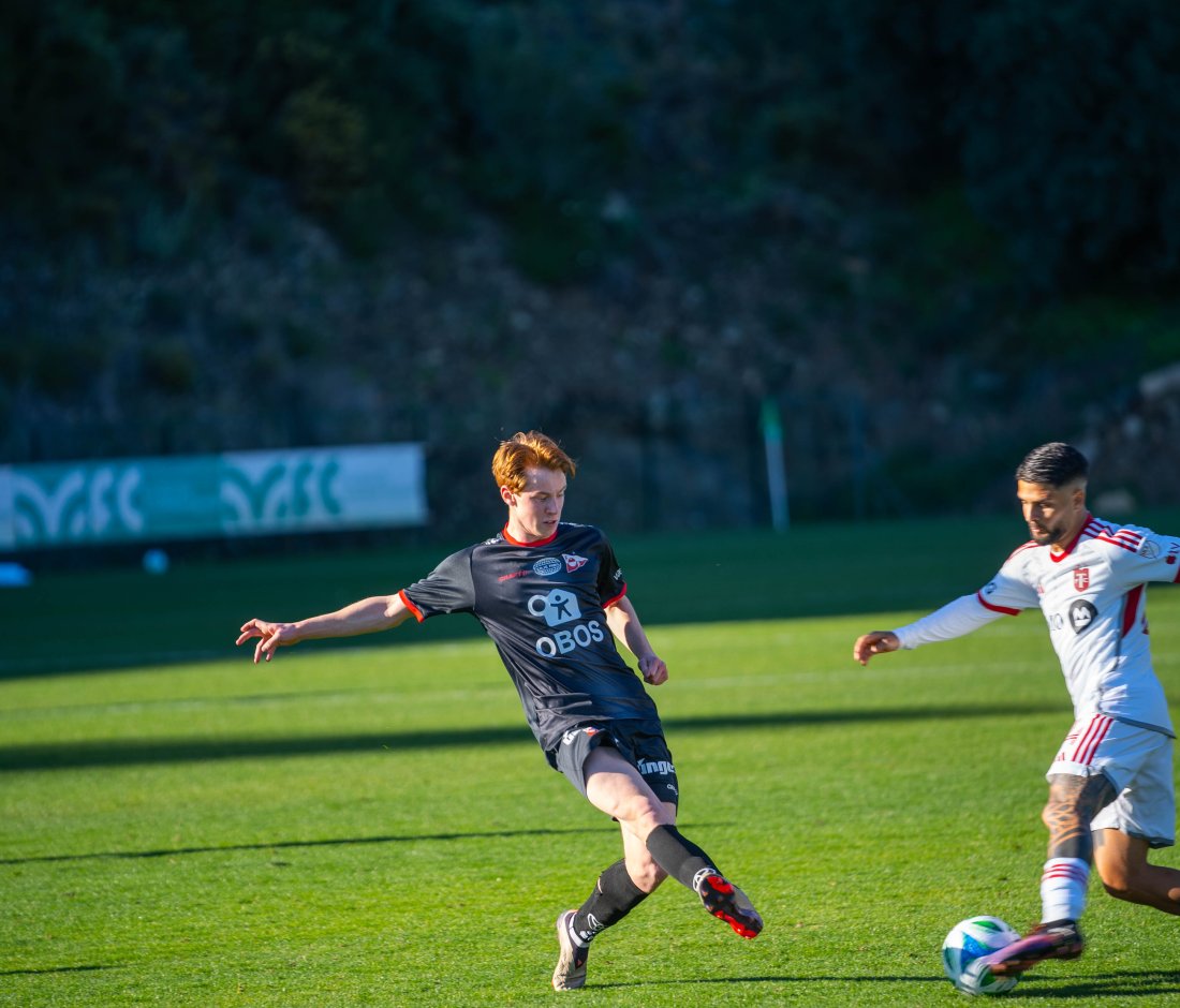 Jesper Solberg i duell med Lorenzo Insigne i Marbella i fjor. (Foto: Qwerty AS)