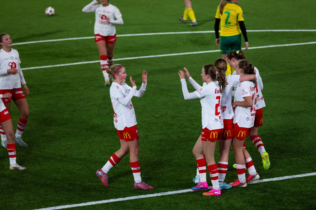 Troppen består av unge og lokale jenter. (Foto: Qwerty AS)