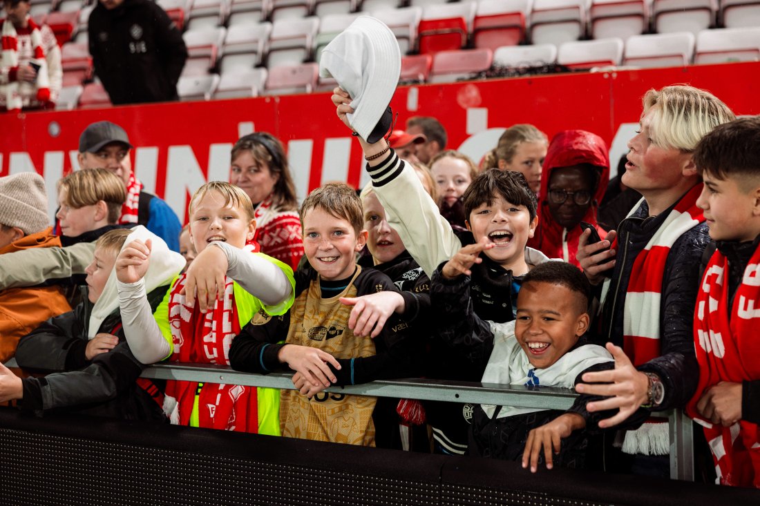 Nordsiden fylles opp av unge fotballspillere i fylket i dag. (Foto: Qwerty AS)