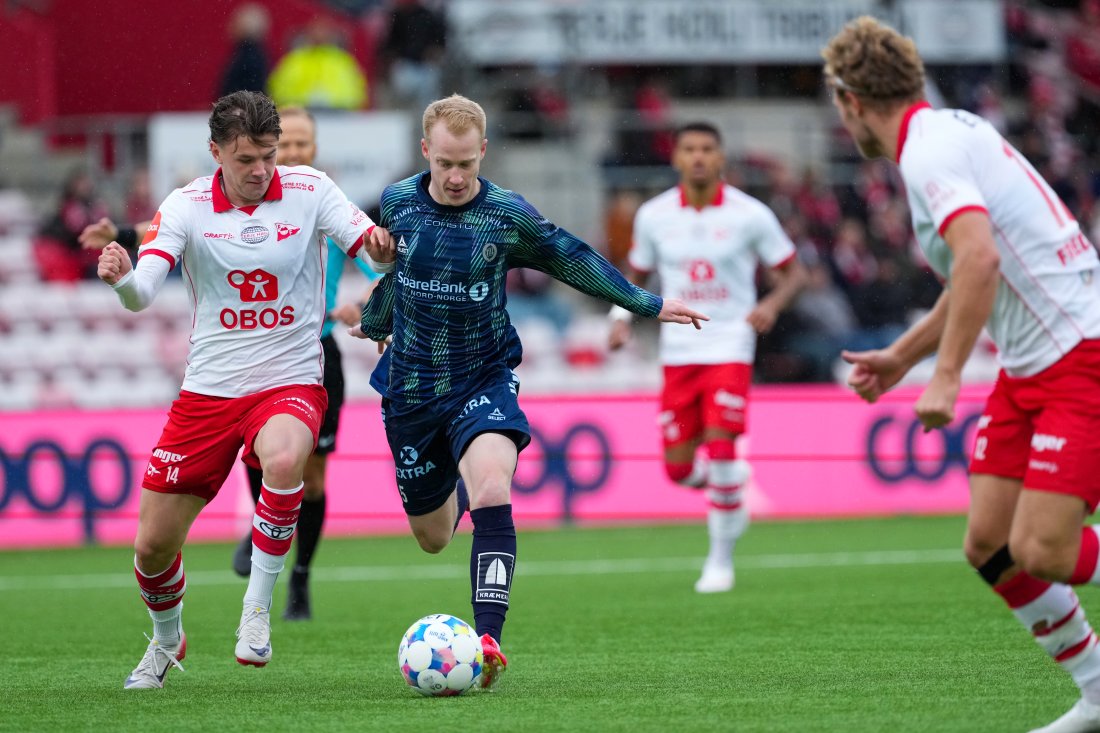 Max Nilsson (t.v) fikk sitt fjerde gule kort mot Tromsø, og må stå over i dag mot Viking. (Foto: Thomas Andersen / NTB)