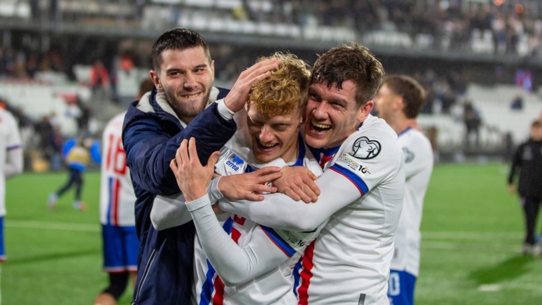 Joannes Bjartalid (t.h) og Færøyene har en liten sjanse til å nå playoff til VM.