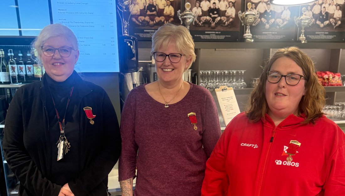 Anne Grete (t.v.) Ingrid Helene og Merete ble alle tre tildelt klubbens fortjenestemedalje for sin uvurdelige innsats for Fredrikstad FK.