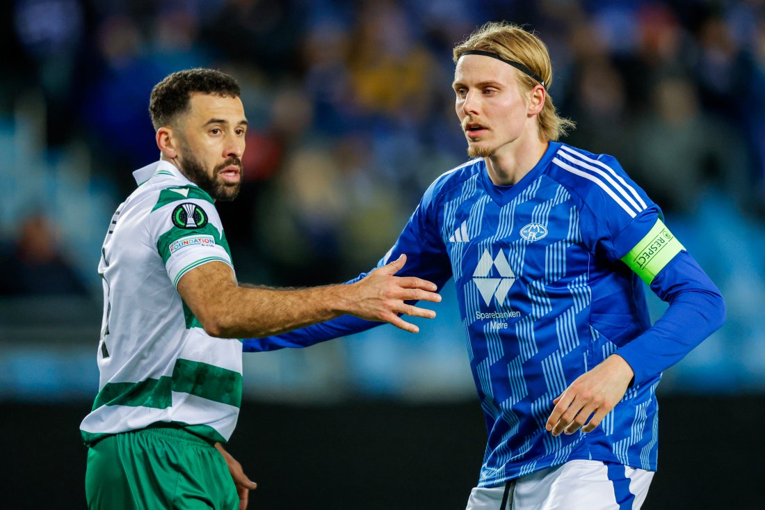 Isak Amundsen med kapteinsbindet under Conference League-kampen mellom Molde FK og Shamrock Rovers. (Foto: Svein Ove Ekornesvåg / NTB)