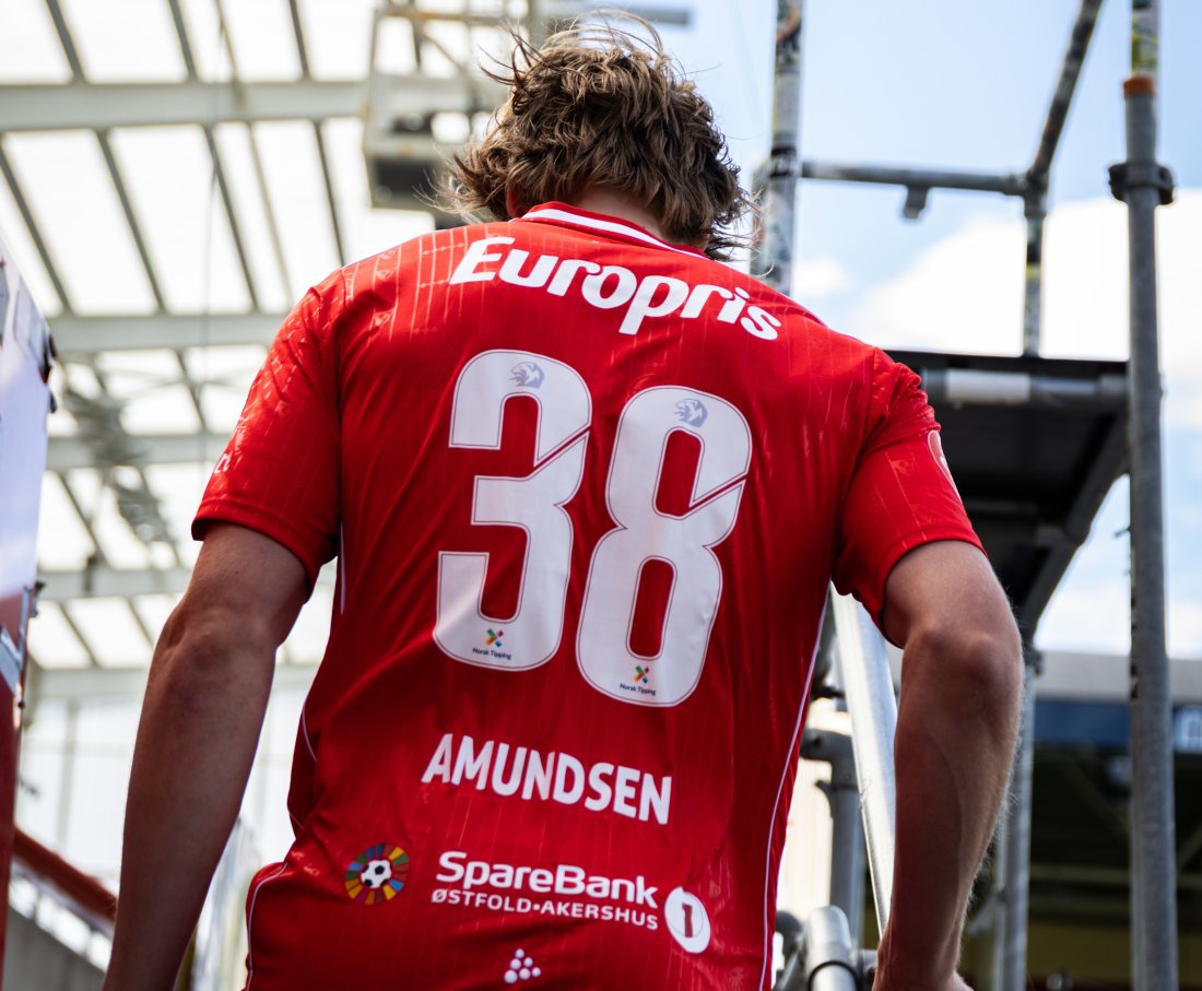 Vår nye midtstopper har nummer 38 på ryggen, nummeret han brukte som ung spiller i Brønnøysund. (Foto: Bendik Olrud)