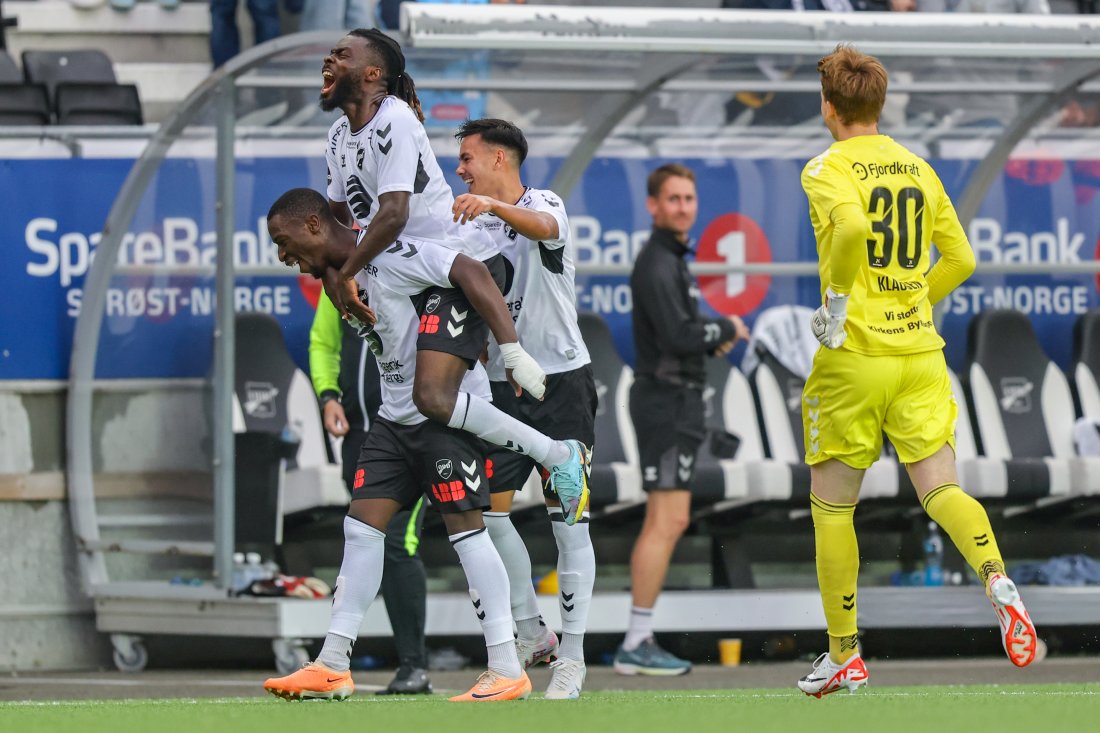 Leo Owusu på ryggen til Solo Owusu. (Foto: Trond R. Teigen / NTB)