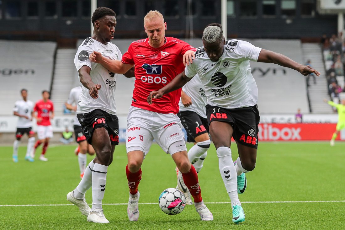Solomon Owusu (t.h) i duell med Sondre Sørløkk i 2024. (Foto: Trond R. Teigen / NTB)