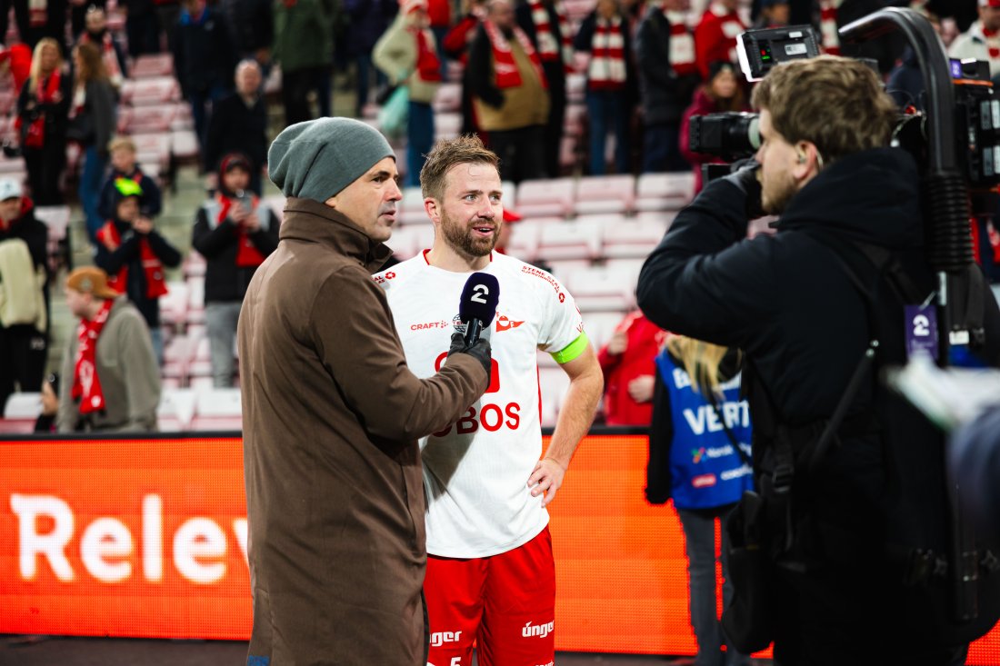 Simen Rafn med kapteinsbindet etter seieren hjemme mot Brann i årets serieåpning. (Foto: Qwerty AS)