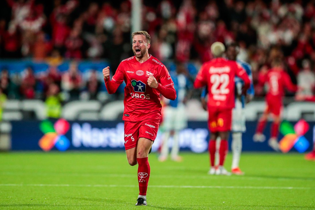 Simen Rafn etter seieren mot Sarpsborg 08 p bortebane i 2024. (Foto: Christoffer Andersen / NTB)