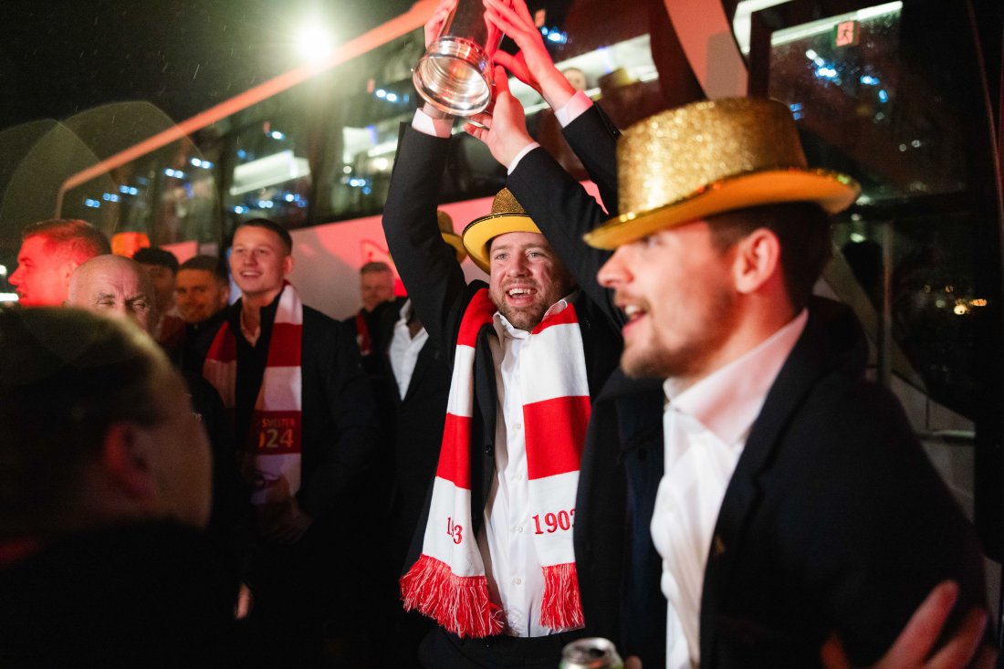 Simen Rafn med kongepokalen før NM-gullet skulle feires i Fredrikstad. (Foto: Qwerty AS)