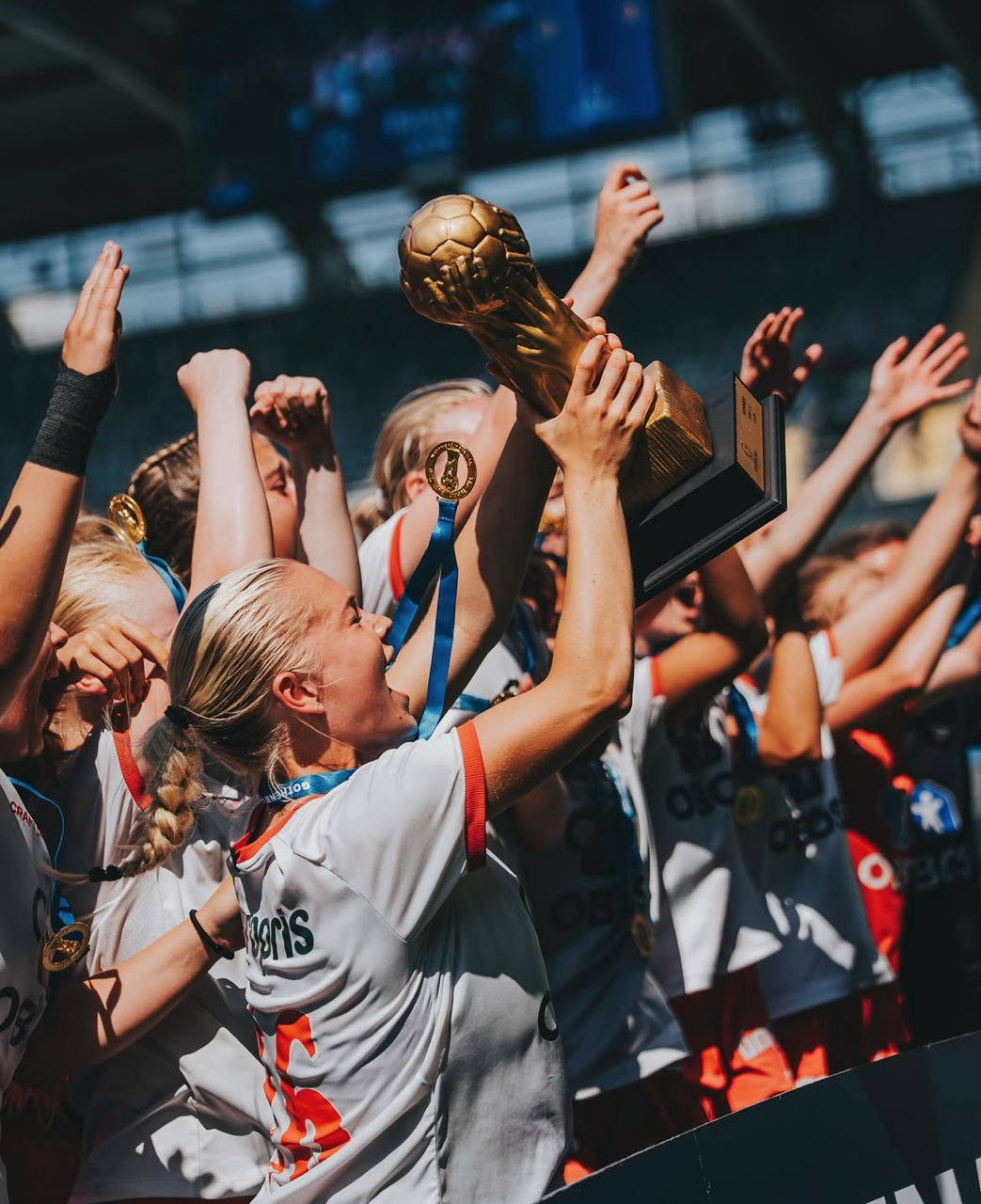 I tillegg til bestenotering i seriespillet klarte jentene også bragden og vinne Gothia Cup. (Foto: Gothiacup.se)