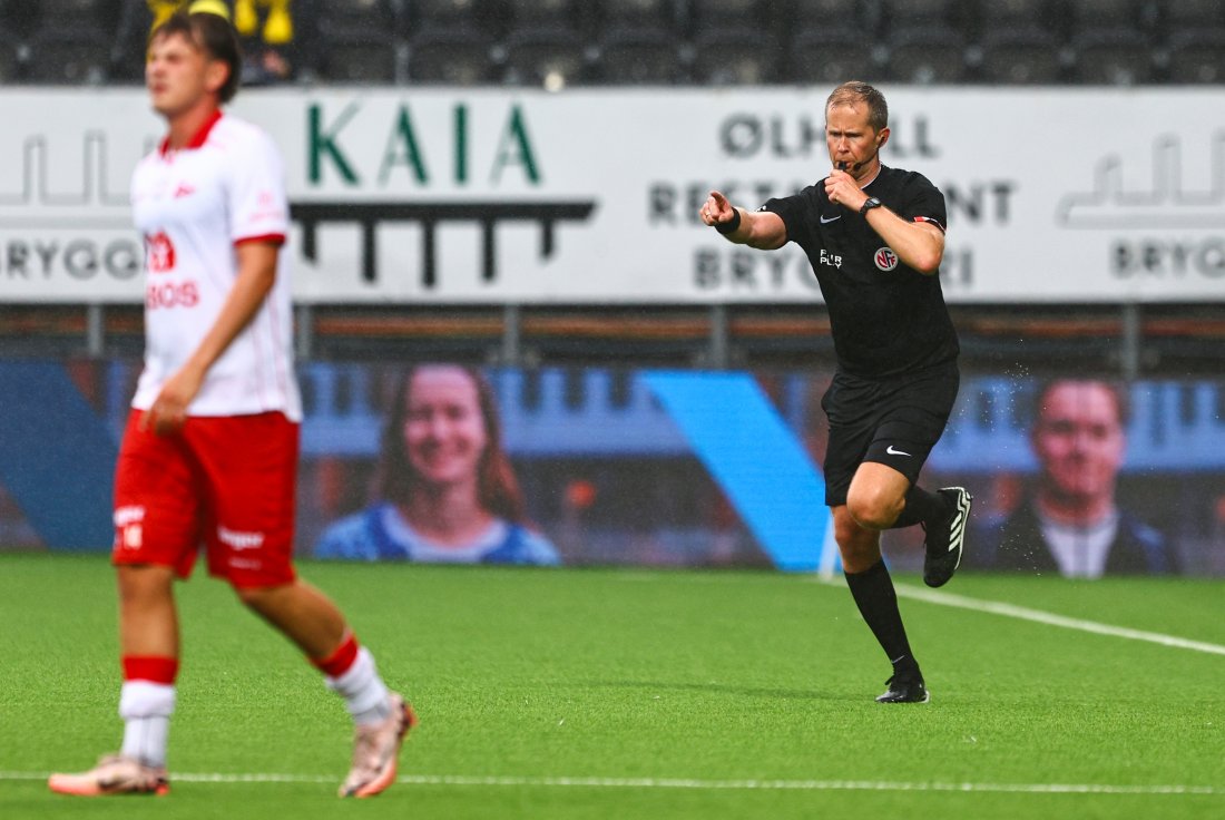 Dommer Kristoffer Hagenes dømte straffe på overtiden av den første omgangen. (Foto: Mats Torbergsen / NTB)