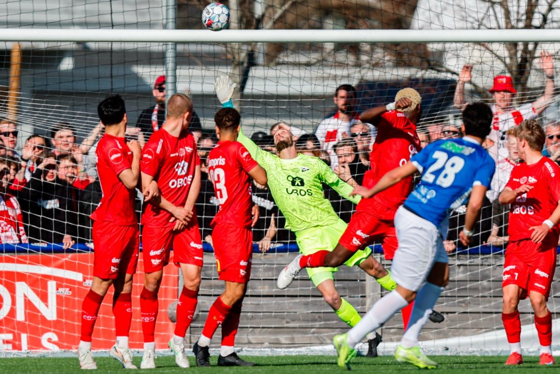 Øvretveit i aksjon i 1. runde av NM Menn 2025 borte mot Sarpsborg FK. (Foto: NTB)