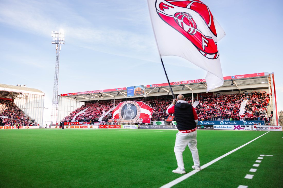 DEt går mot en folksom vår på Fredrikstad Stadion. Med sesongkort er du sikret å få med deg alt av moroa! (Foto: Qwerty AS)