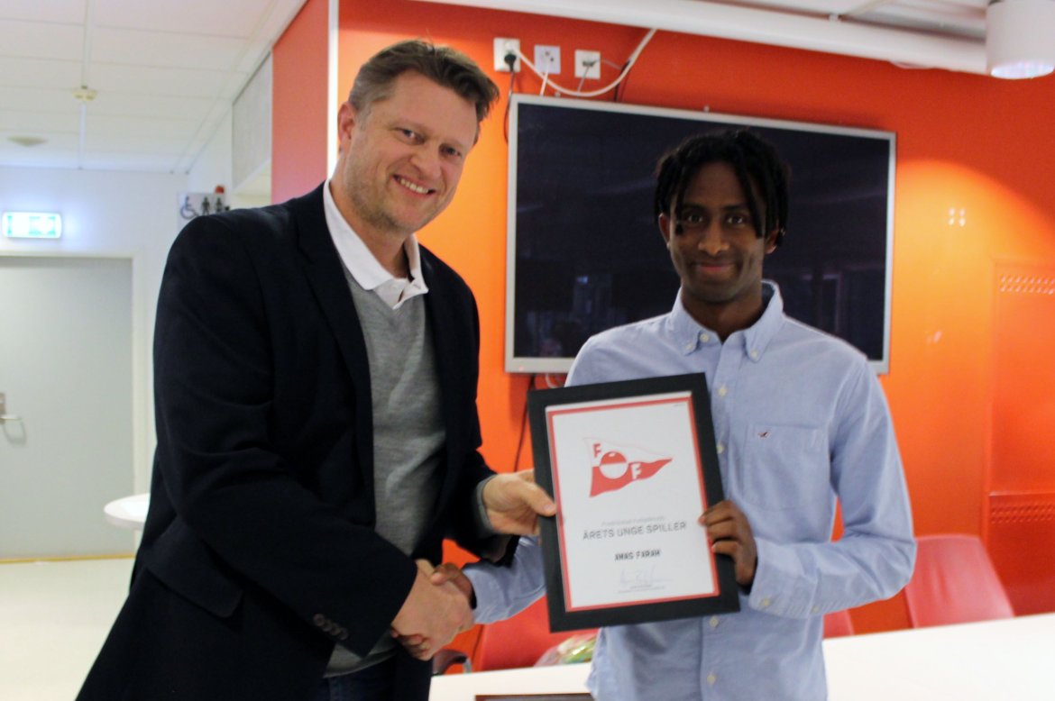 Anas Farah ble årets unge spiller 2016. Utmerkelsen ble delt ut av Håvard Johansen.