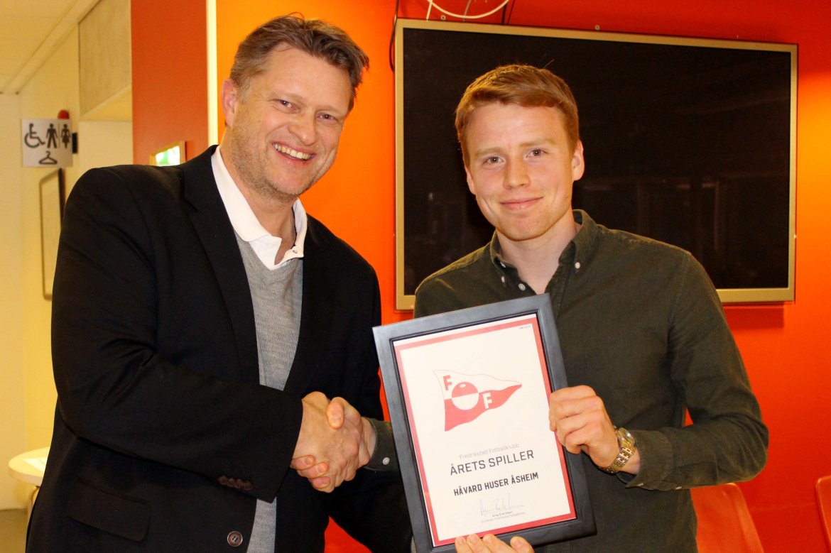 Håvard Huser Åsheim ble Årets Spiller 2016. Håvard Johansen delte ut prisen.