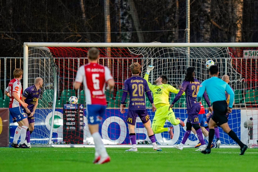Jonas Hjorth setter inn 1-0. (Foto: Jonas Been Henriksen / NTB)