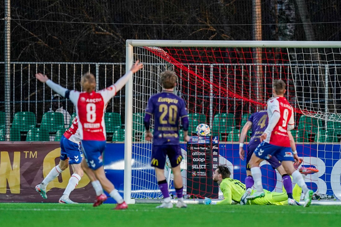 Tore Sørås setter inn 2-0 etter tre minutter. (Foto: Jonas Been Henriksen / NTB)