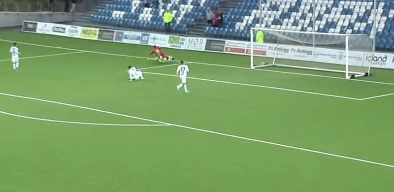 Keeper kaster seg ned og feller Alba, men dommer lar situasjonen gå