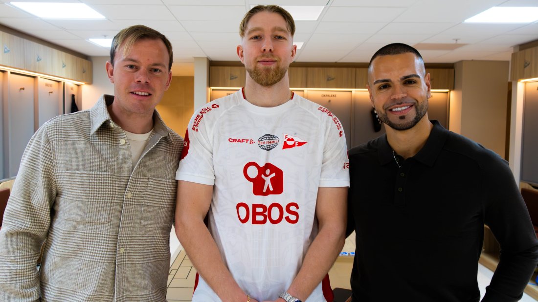 Sportssjef Anders Jensen (t.v) sammen med Fredrik Holmé og hans agent Imad El Hammichi.