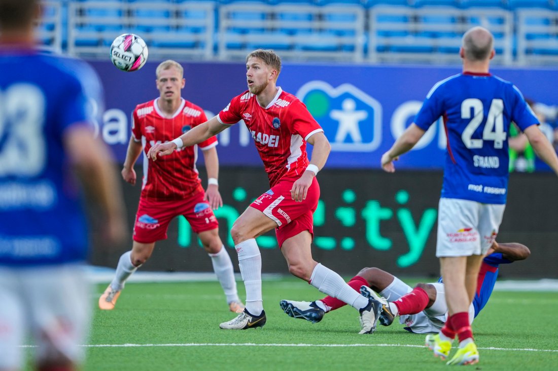Fredrik Holmé i aksjon som KIL-spiller mot Vålerenga. (Foto: Heiko Junge / NTB)