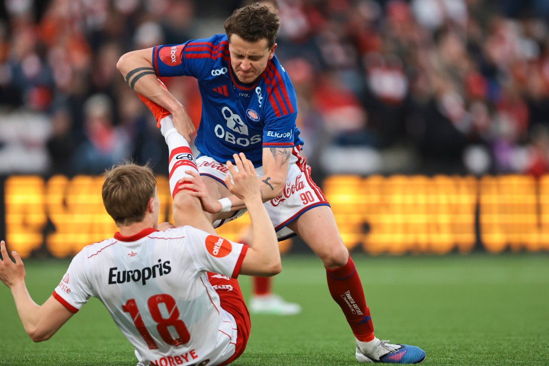 Jonathan Norbye, her i duell med Ole Sæter, starter for FFK i dag. (Foto: Thomas Andersen / NTB)