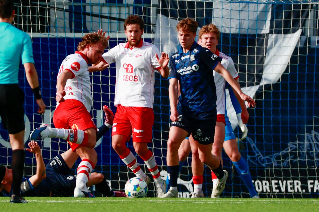 Ulrik Fredriksen sitt skudd gikk over mål. (Foto: Frederik Ringnes / NTB)
