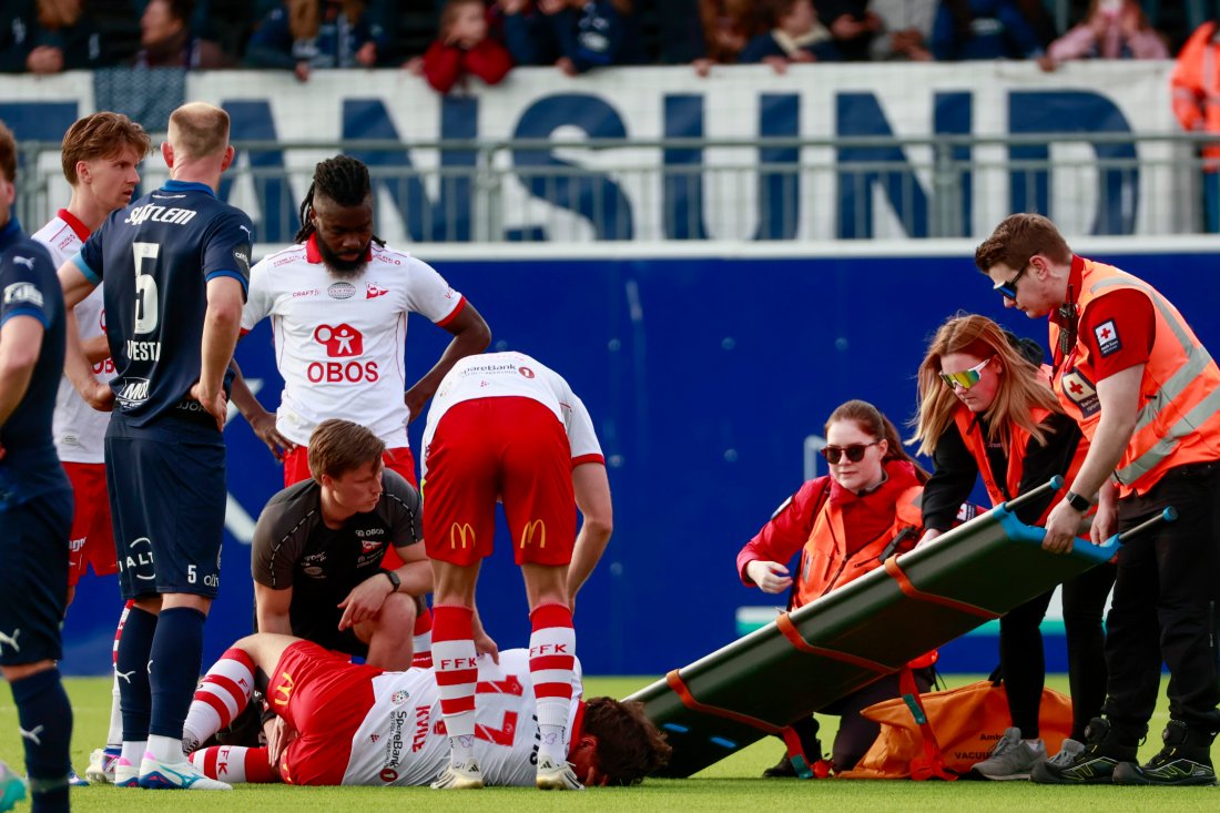 Sigurd Kvile måtte ut med noe som så ut som en kneskade. (Foto: Frederik Ringnes / NTB)
