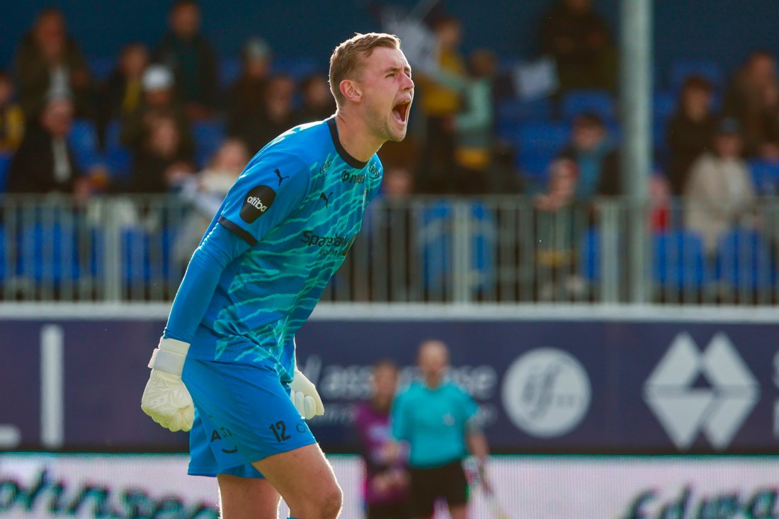 Kristiansunds keeper Adrian Sæther leverte mange gode redninger i dag. (Foto: Frederik Ringnes / NTB)