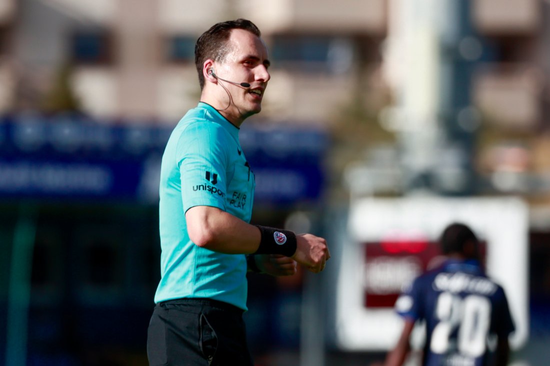 Dommer Mischa Huru Kellerhals annullerte KBKs 3-0-scoring korrekt for offside. (Foto: Frederik Ringnes / NTB)