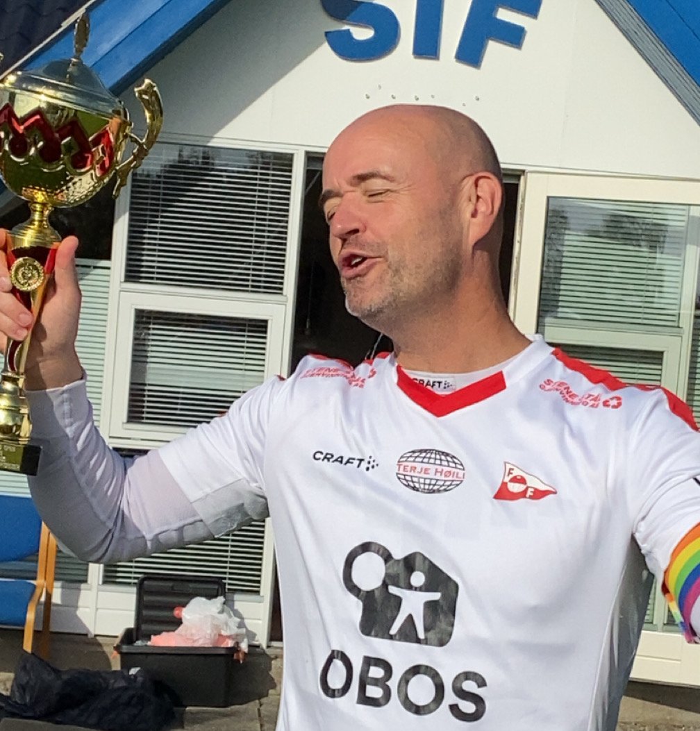 Kaptein Trond Ivar Johannessen med pokalen.