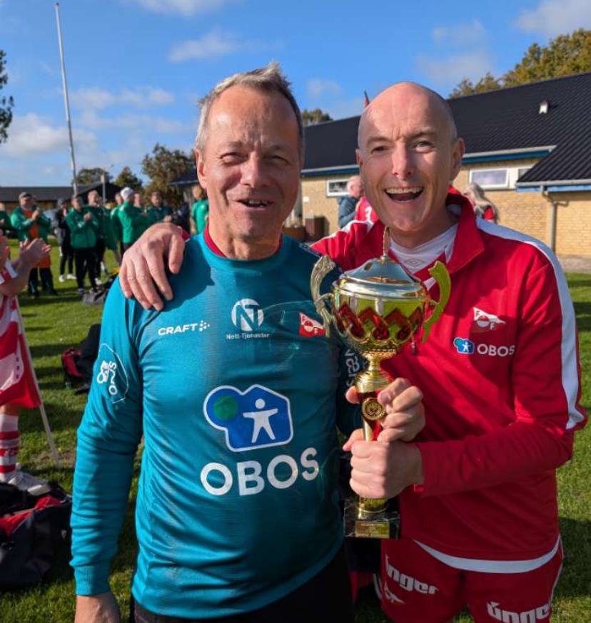 Erling Sigvart Larsen, eller "Keeper´n" slapp bare inn 2 mål i Danmark. Her feirer han sammen med "Joppe".