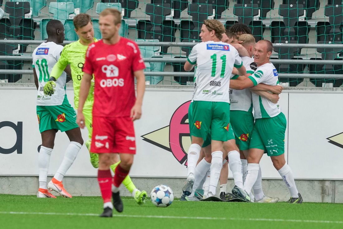 Hamkam jubler under eliteseriekampen i fotball mellom Hamkam og Fredrikstad på Briskeby stadion. (Foto: Terje Bendiksby / NTB)