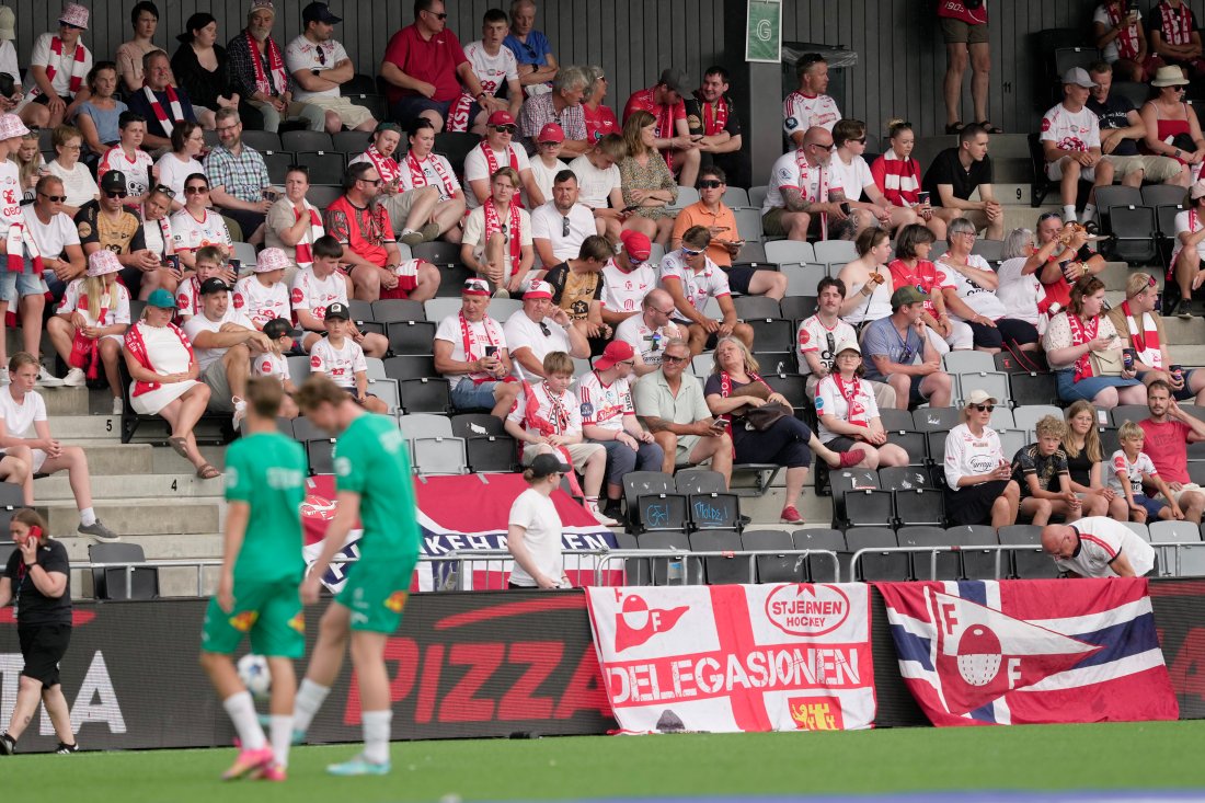 Fredrikstad-supportere under eliteseriekampen i fotball mellom Hamkam og Fredrikstad på Briskeby stadion. (Foto: Terje Bendiksby / NTB)
