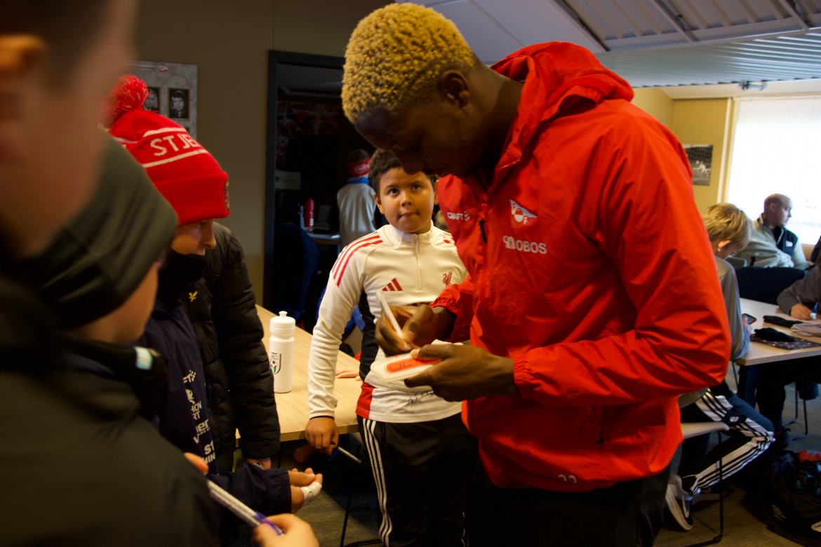 Maxwell tok seg tid til signeringer og serlfier