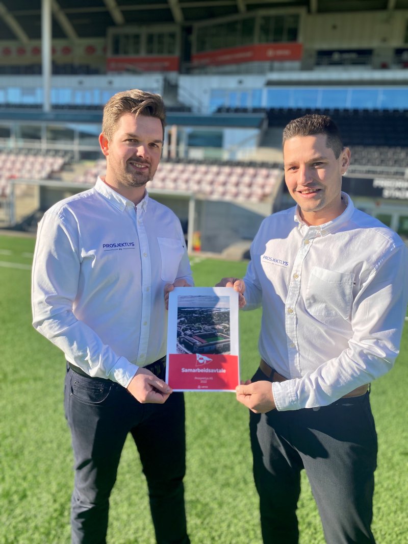 Anders Dalsegg Strand og Aleksander Syversen poserer med ny signert samarbeidsavtale på Stadion!
