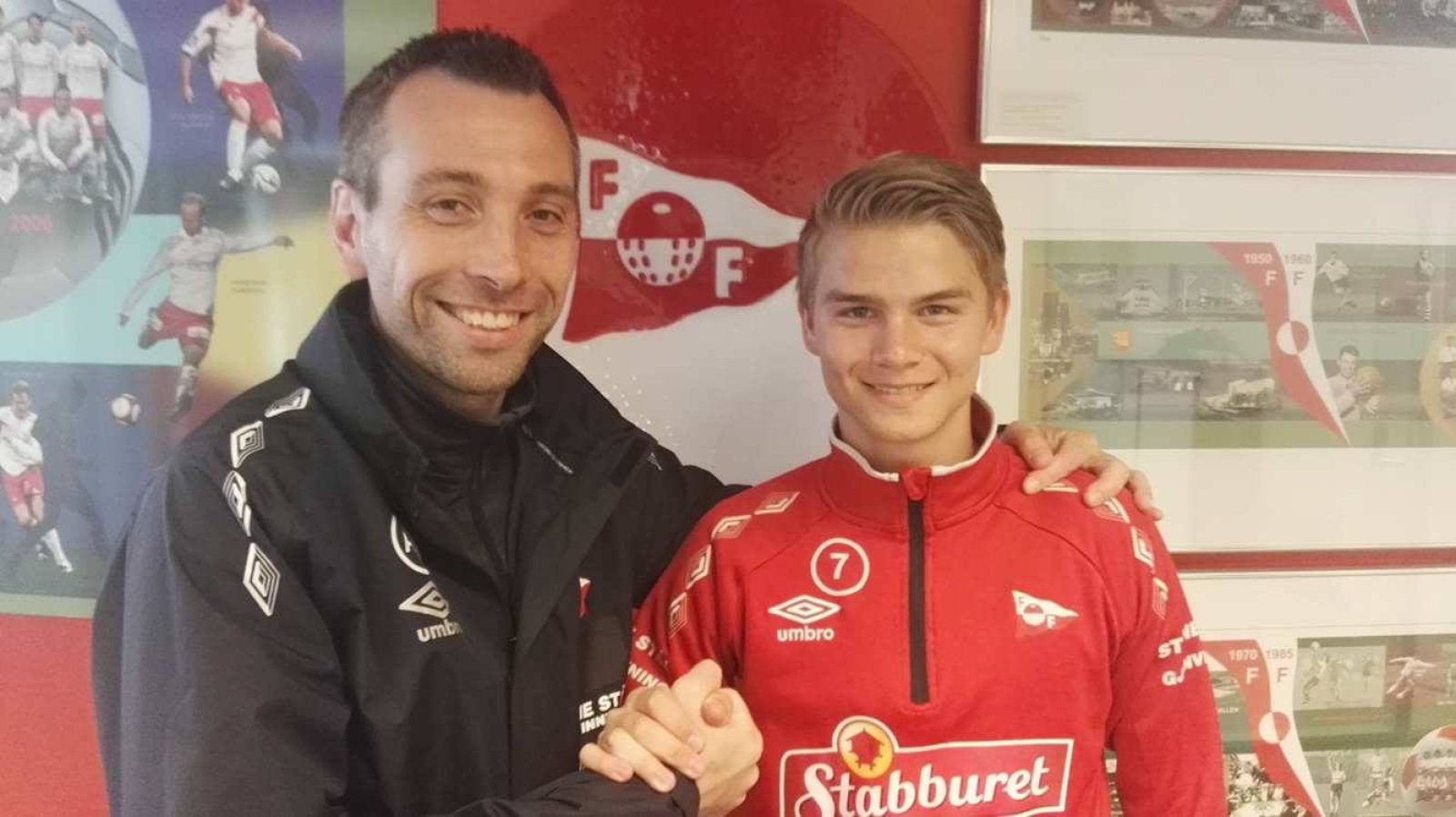 Andrea Loberto med Thomas Rekdal etter at 16-åringen skrev under for FFK.