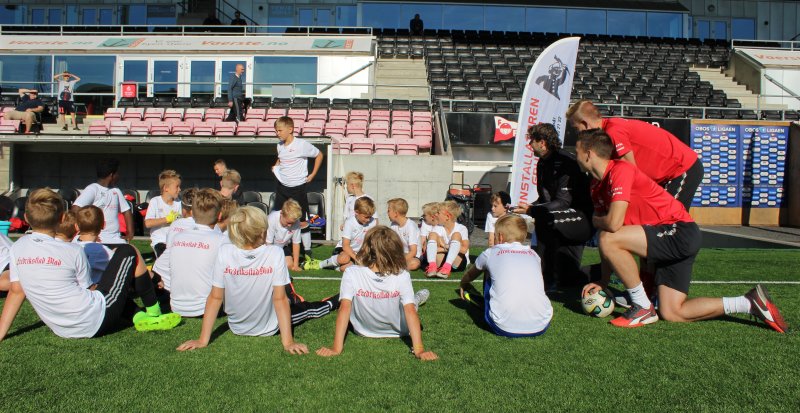Sindre Rekdal gir innspill til deltagerne på FFKs fotballskole