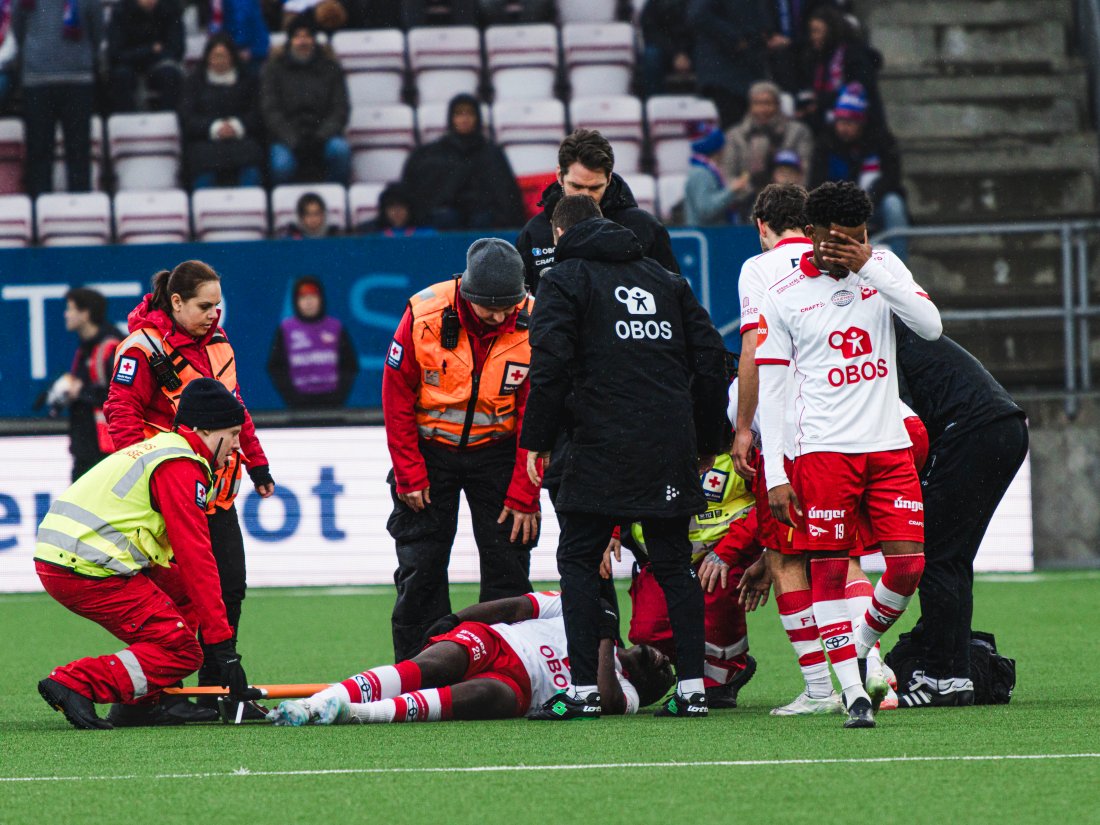 Har blir Solo Owusu båret av banen i hjemmekampen mot Vålerenga i april. (Foto: Qwerty AS)