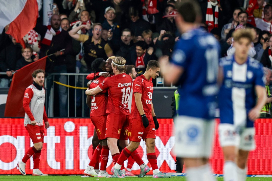 Leo Owusu omfavnes etter å ha satt inn 0-2. (Foto: Christoffer Andersen / NTB)