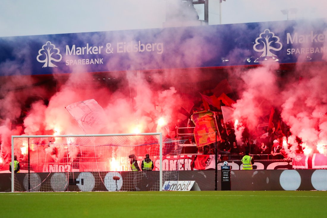 Fredrikstad-supportere før eliteseriekampen i fotball mellom Sarpsborg 08 og Fredrikstad på Sarpsborg Stadion. (Foto: Christoffer Andersen / NTB)