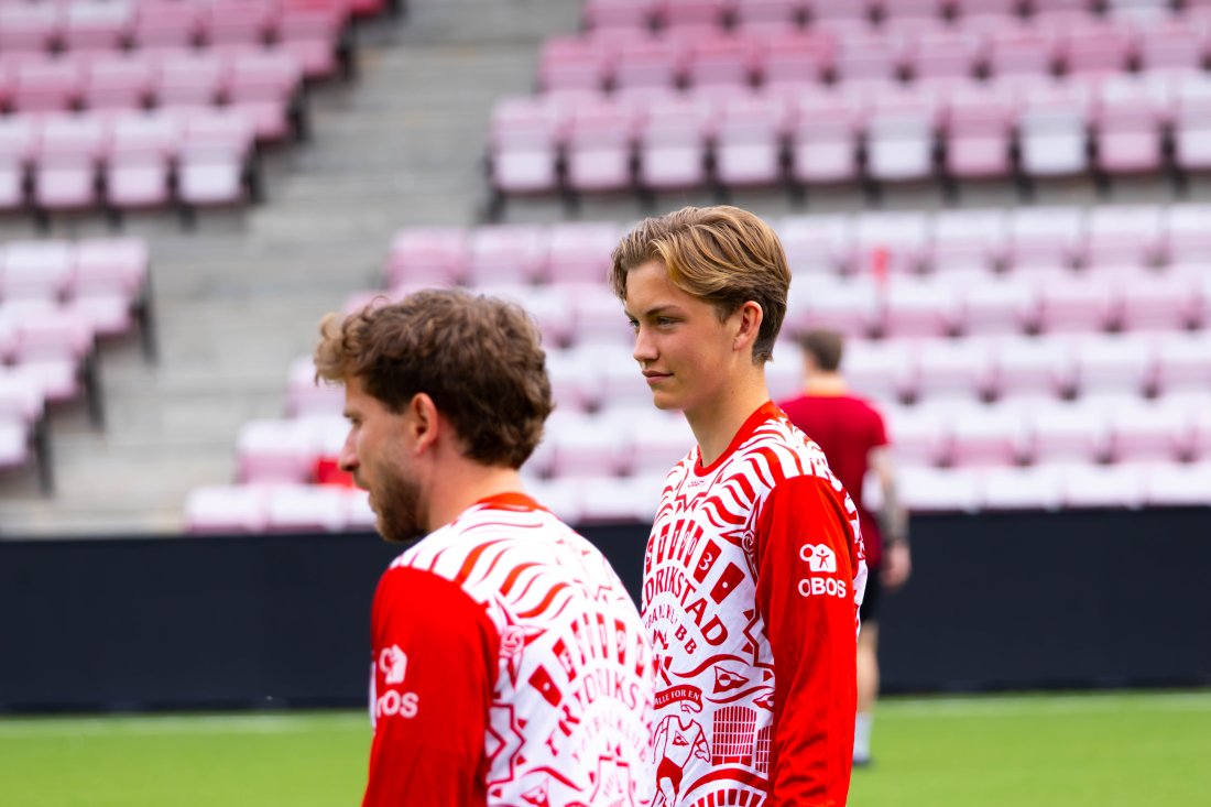 Oscar Skari Hansen var med i kamptroppen mot Sandefjord på søndag. Nå er han, sammen med fem andre rødhvite, tatt ut til talentleir senere i sommer.