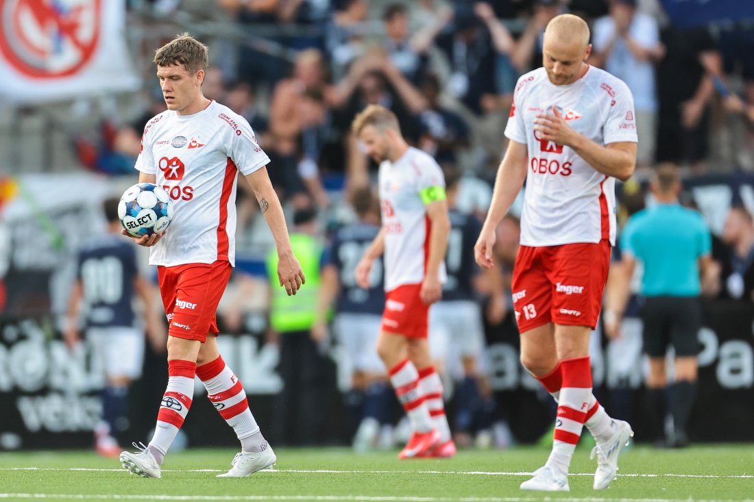Fredrikstads Jóannes Bjartalíd og Sondre Sørløkk under eliteseriekampen i fotball mellom Fredrikstad og Strømsgodset på Fredrikstad stadion. (Foto: Thomas Andersen / NTB)
