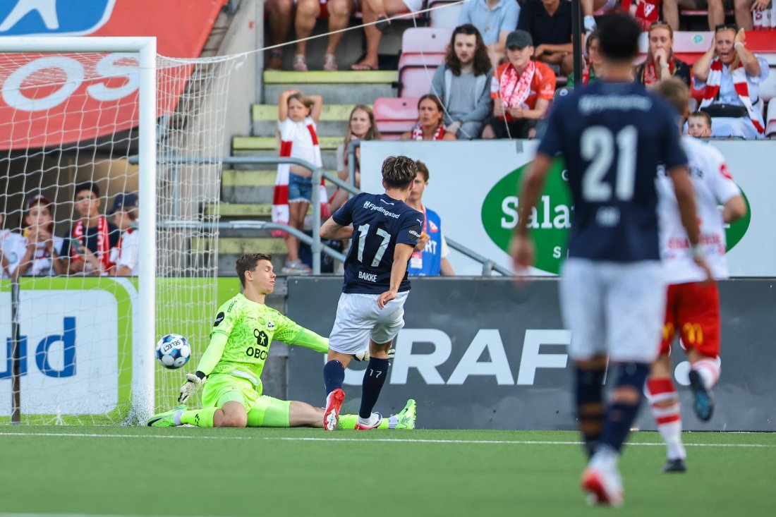 Strømsgodsets Johan Bakke scorer 1-1 under eliteseriekampen i fotball mellom Fredrikstad og Strømsgodset på Fredrikstad stadion. (Foto: Thomas Andersen / NTB)