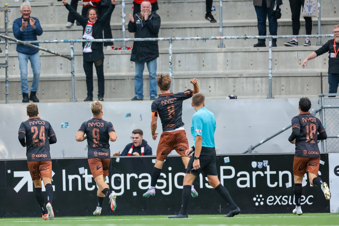 Bryne-spillerne jubler etter sin sene scoring. (Foto: Thomas Andersen / NTB)