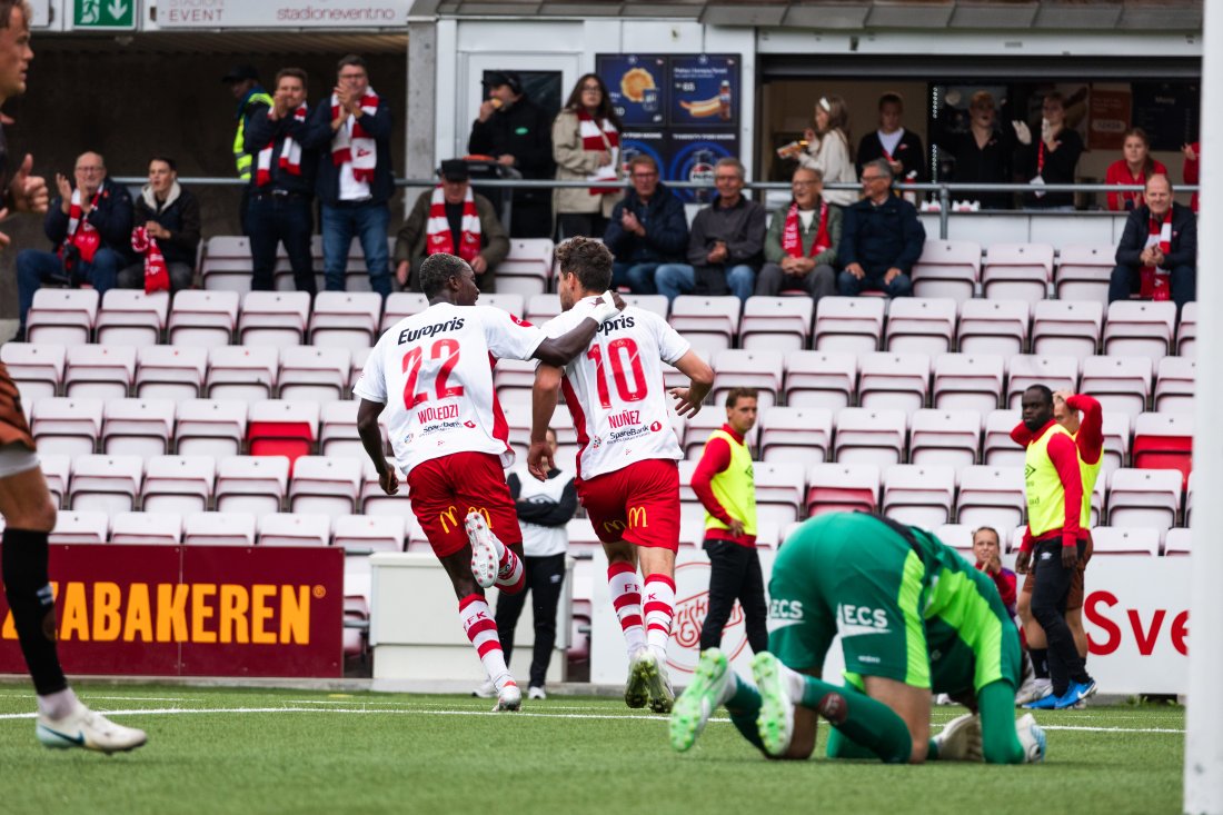 Nuñez og Maxwell Woledzi feirer 1-1-scoringen. (Foto: Qwerty AS)