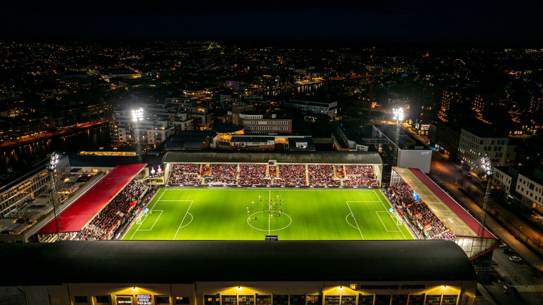 Fredrikstad Stadion er stedet å være søndag kveld.