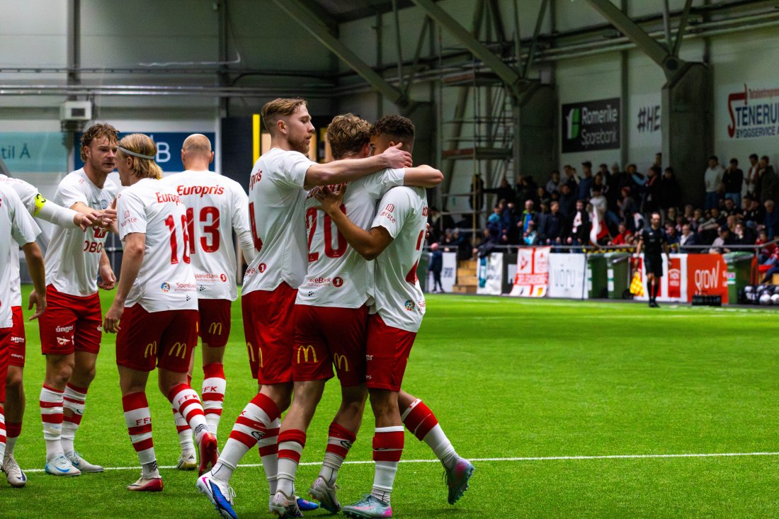 Våre gutter jubler etter at Henrik Skogvold scoret årets første mål.